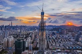 旭東圍擋廠家祝賀，深圳又一高樓388米 順利封頂 ！