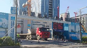 圍擋廠家、建筑施工圍擋圍深圳新材料產(chǎn)業(yè)大廈項目提供安全保障